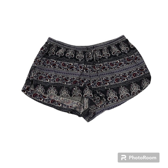 Comfy fashionable shorts. - Picture 2 of 3